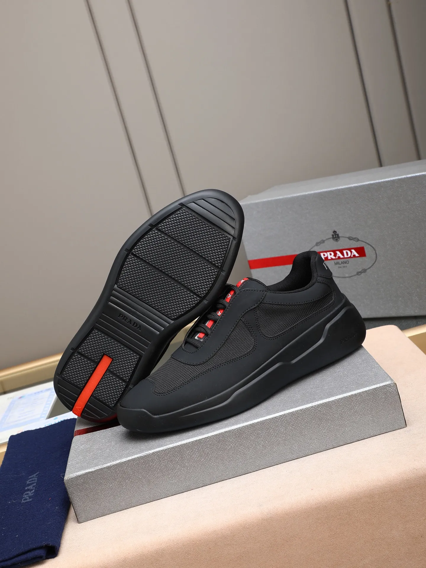 Men's shoes💰420 Prada/Prada sneakers👟! Low-top lace-up sports shoes, fashionable and elegant style. Made of top-layer cowhide leather spliced ​​with breathable mesh. Soft, comfortable and breathable. Logo lettering on the tongue. Finely crafted details. Lightweight foam sole, fashionable and versatile‼ ️size: 38-44 (45 customized